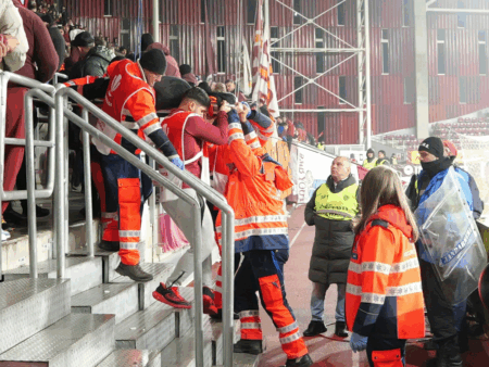 Panică în Giulești! A căzut de pe balustradă la meciul Rapid