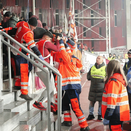 Panică în Giulești! A căzut de pe balustradă la meciul Rapid