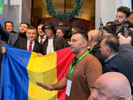 GALERIE FOTO: Euforie la sosirea lui Ronaldinho la Iași! » Primarul l-a așteptat timp de două ore pe brazilian să coboare din camera de hotel + Câți bani a încasat superstarul