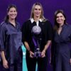 Simona Halep i-a oferit Arynei Sabalenka trofeul pentru locul 1 mondial la finalul sezonului, distincție pe care a câștigat-o și ea de două ori.
