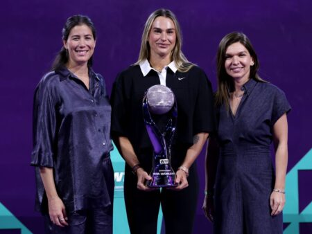 Simona Halep i-a oferit Arynei Sabalenka trofeul pentru locul 1 mondial la finalul sezonului, distincție pe care a câștigat-o și ea de două ori.