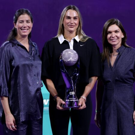 Simona Halep i-a oferit Arynei Sabalenka trofeul pentru locul 1 mondial la finalul sezonului, distincție pe care a câștigat-o și ea de două ori.