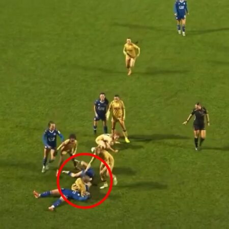 Imagini spectaculoase pe terenul de fotbal! Mișcare de judo care a lăsat-o pe adversară în KO.