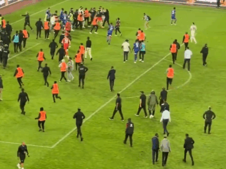 Haos fără precedent la meciul lui Reghecampf din Liga Campionilor Africii! Bătaie generală, jandarmii și scutierii din Rwanda au intervenit pe teren