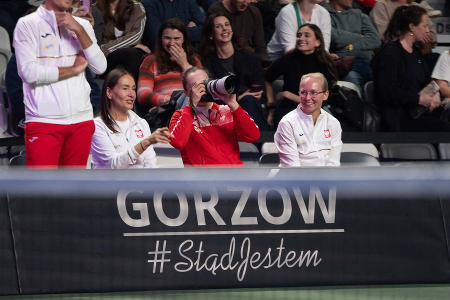 Iga Swiatek a zâmbit în timpul meciului de dublu Zâmbete și bună dispoziție în tabăra Poloniei înaintea întâlnirii cu România din Billie Jean King Cup