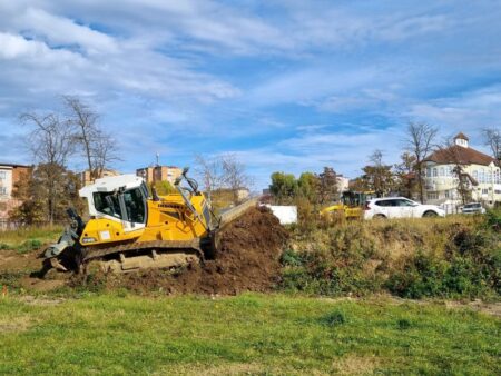 Buldozerele au început lucrările! Se ridică o nouă bază sportivă în România » Echipa din Liga 2 va fi beneficiarul direct