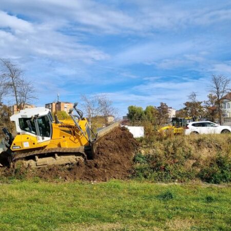 Buldozerele au început lucrările! Se ridică o nouă bază sportivă în România » Echipa din Liga 2 va fi beneficiarul direct