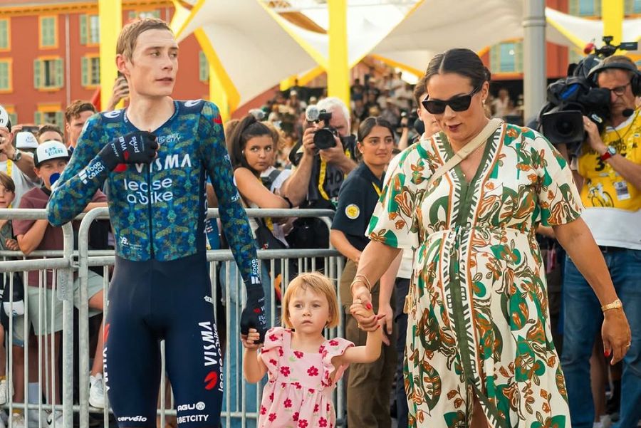 Jonas Vingegaard în 2024, cu soția sa, Trine, și fetița lor, Frida Jonas Vingegaard cere incluziunea unei clauze în contractele cicliștilor