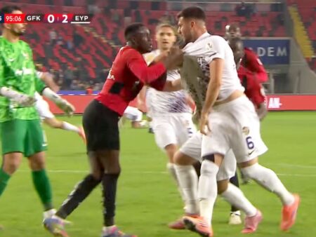 GOL în timp ce jucătorii s-au luat la bătaie!