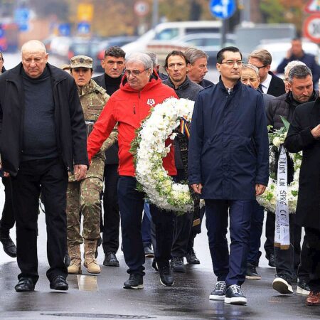 Criticat pentru ținuta sa roșie la înmormântarea lui Emeric Ienei, Mihai Stoichiță a oferit explicații despre alegerea sa