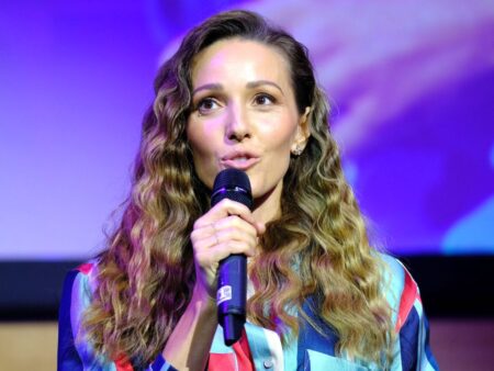 „Îl iau pentru o secundă și apoi se întoarce” » Reacția sârbatului a lăsat-o pe soția sa confuză