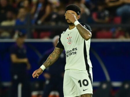 „Fie te muți, fie pleci!” » Golgheterul olandez riscă să falimenteze clubul