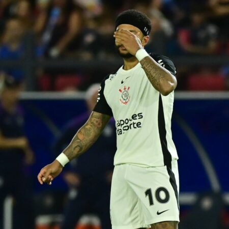 „Fie te muți, fie pleci!” » Golgheterul olandez riscă să falimenteze clubul