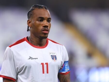 Iată o sugestie pentru un titlu alternativ: 

„Incredibil: Naționala calificată la Mondiale a avut o prestație jenanta.”