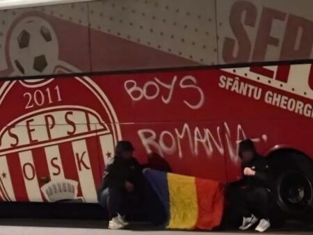 Autocarul echipei Sepsi, vandalizat de ultrașii din Craiova! Mesajele lăsate pe vehicul + Comunicatul covăsnenilor