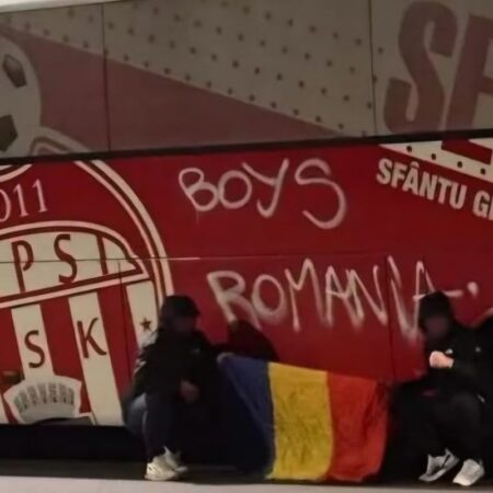 Autocarul echipei Sepsi, vandalizat de ultrașii din Craiova! Mesajele lăsate pe vehicul + Comunicatul covăsnenilor