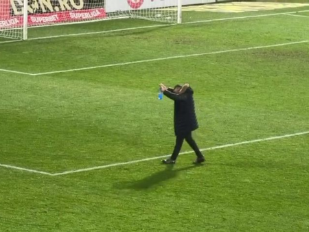 După ce a învins Rapidul, Pancu s-a îndreptat spre galerie. Gestul său.