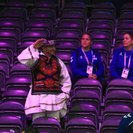 Cu fanii români nu ai cum să te plictisești! » Spectaculos în tribună, la România