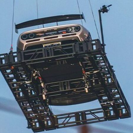 Cea mai prețioasă mașină din lume a fost vândută și transportată cu elicopterul » Imagini unice de neratat