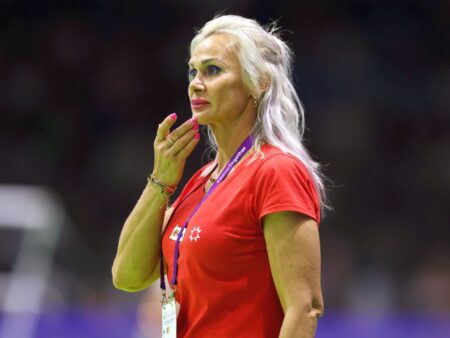 „A distrus orarul de perete. Mi-a spus că mă duc în p**a mamei mele”