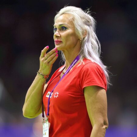 „A distrus orarul de perete. Mi-a spus că mă duc în p**a mamei mele”