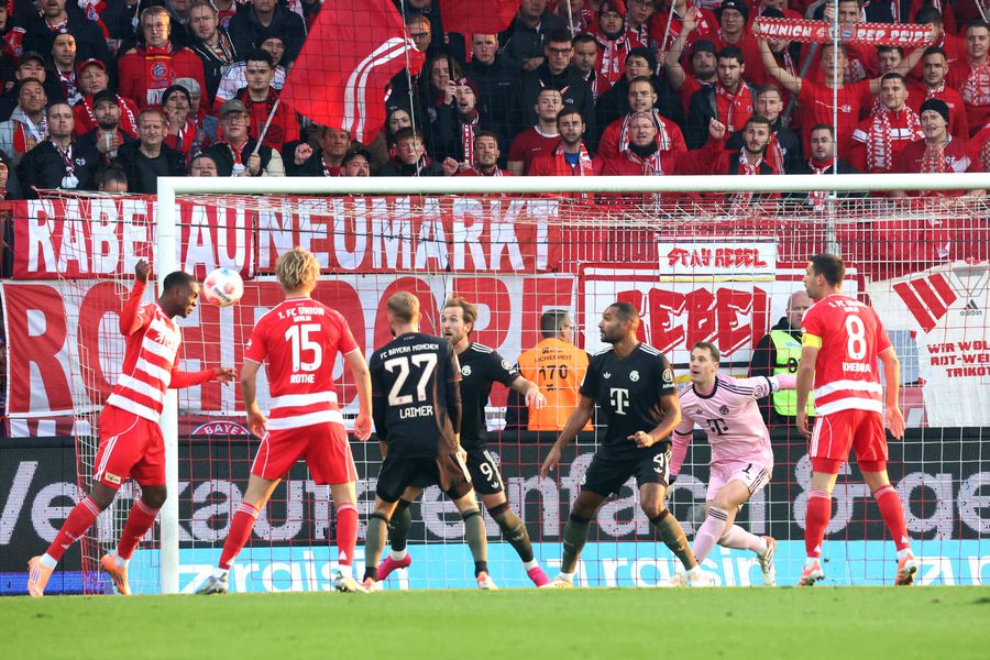 Ansah (stânga) înscrie cu capul, dar golul său a fost anulat pe motiv de ofsaid Declarația zilei, după golul anulat lui Union la 2-2 cu Bayern: „Cineva a băut...”