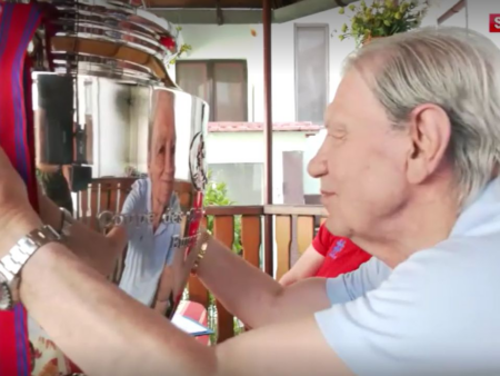 Momentul emoționant când Emerich Ienei a sărutat Cupa Campionilor Europeni după 35 de ani. Cuvinte memorabile ale legendarului antrenor.