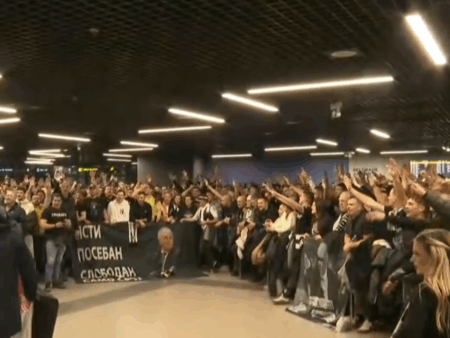 Ultrașii rivalei Steaua Roșie au ocupat aeroportul din Belgrad înainte de meciul cu FCSB: care este cauza?