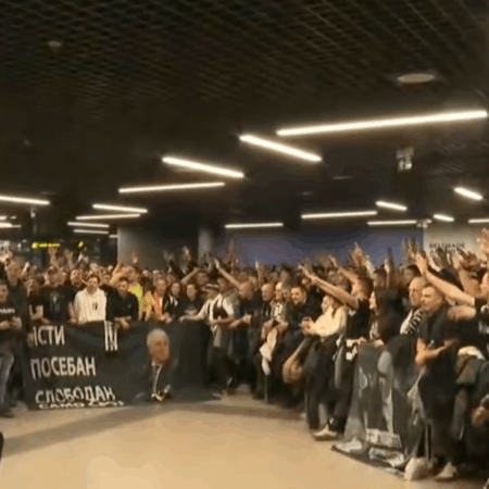 Ultrașii rivalei Steaua Roșie au ocupat aeroportul din Belgrad înainte de meciul cu FCSB: care este cauza?