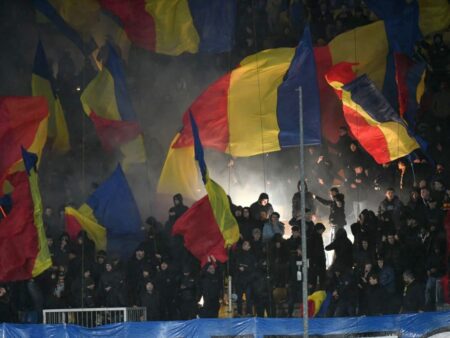 FOTO: Ceremonie la începutul meciului România – San Marino » Scriitori legendari omagiați pe „Ilie Oană” + scandări împotriva Ungariei