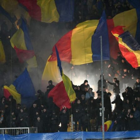 FOTO: Ceremonie la începutul meciului România – San Marino » Scriitori legendari omagiați pe „Ilie Oană” + scandări împotriva Ungariei