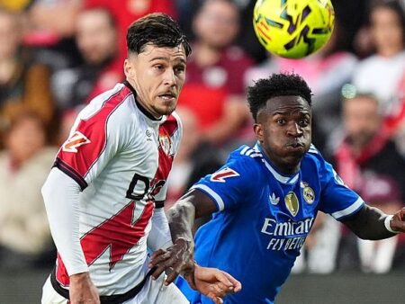 „Adduceți-l imediat!” Rațiu a impresionat fanii Barcelonei după ce l-a „îngenuncheat” pe Vinicius în derby-ul Madridului.