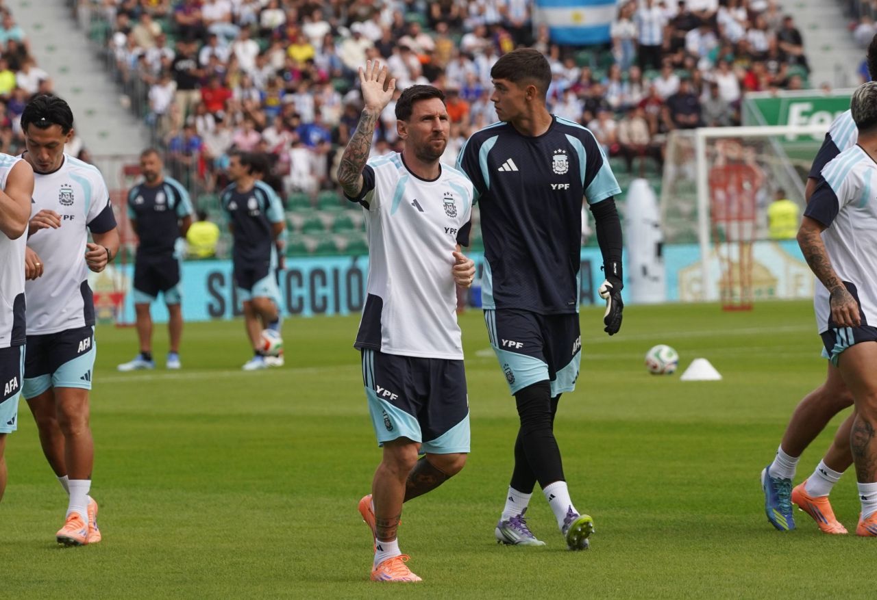 Câte zeci de mii de susținători l-au ovacionat pe Lionel Messi la antrenamentul Argentinei din Elche