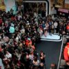Mii de fani Formula 1 s-au adunat la mall pentru a admira mașina Ferrari de jucărie condusă de Lewis Hamilton!