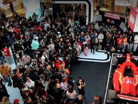 Mii de fani Formula 1 s-au adunat la mall pentru a admira mașina Ferrari de jucărie condusă de Lewis Hamilton!