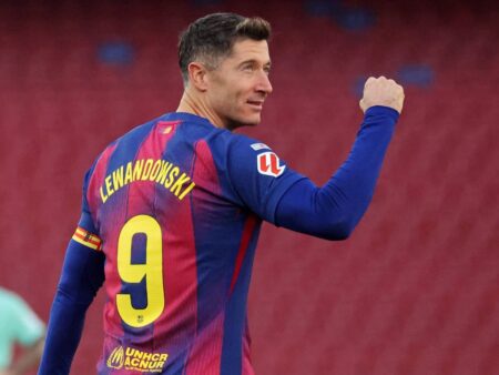 Lewandowski își prezintă planul șefilor: acceptă o reducere salarială considerabilă pentru a rămâne la Barcelona