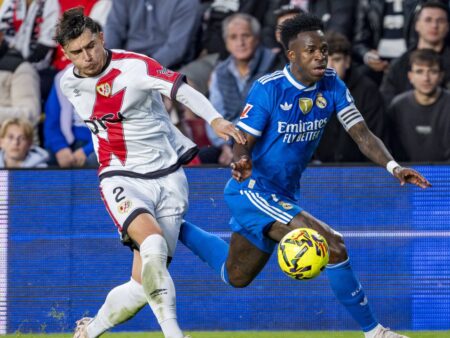 S-a făcut de râs! Ce i-a șoptit Vinicius lui Rațiu înainte să fie ”îmbrăcat” de fundașul român