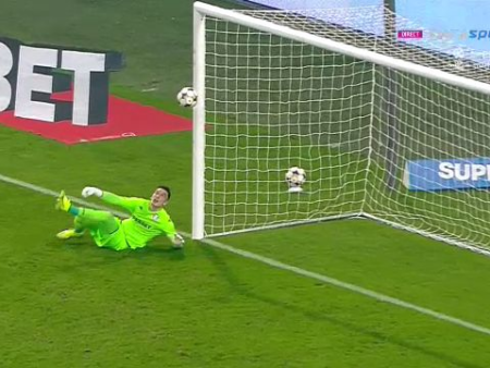 Faza disputată în secunda 28 la meciul Universitatea Craiova – Rapid. Oltenii s-au revoltat împotriva deciziei arbitrului.