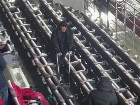 Accidentat, Alex Pașcanu s-a mobilizat cu cârje în timpul pauzei meciului Rapid – Csikszereda.