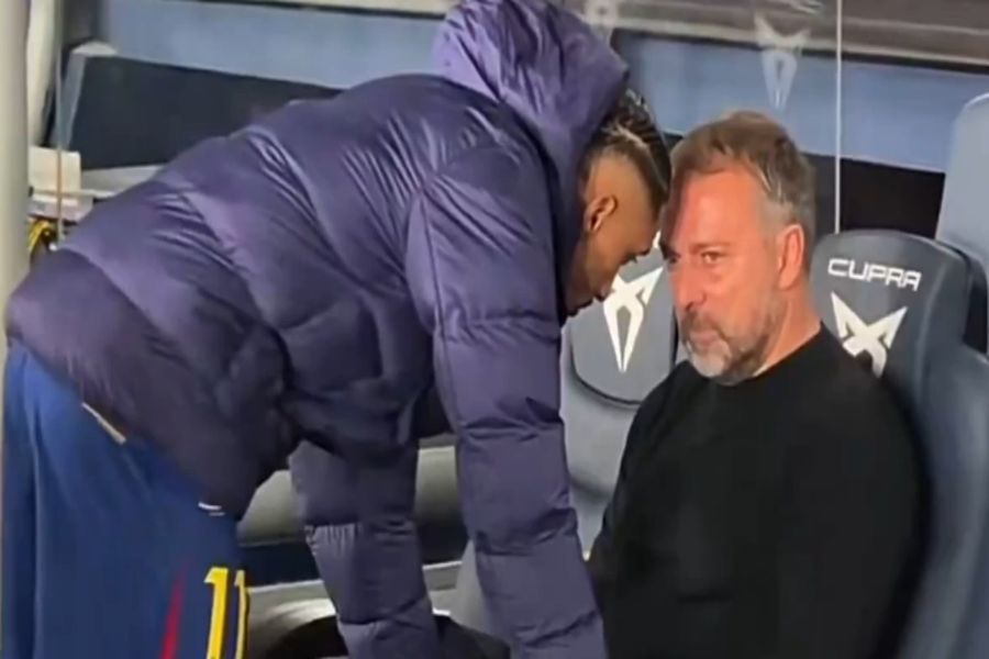 Hansi Flick și Raphinha Raphinha și degetul spre înainte