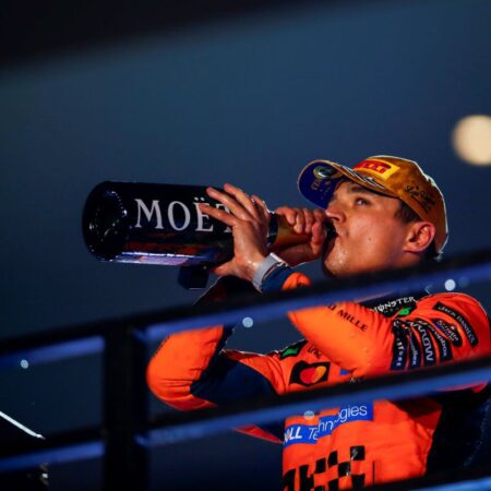 Lando Norris a fost prezentat brusc ca campion mondial pe site-ul oficial, deși lupta pentru titlu este încă în desfășurare.