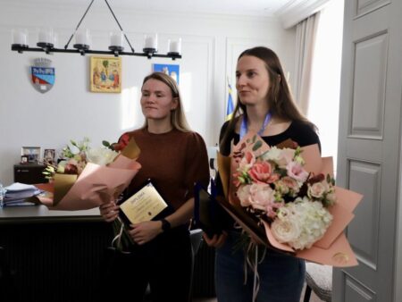 Două finaliste de la Campionatul Mondial, premiate de primarul Râmnicului Vâlcea pentru „contribuția adusă comunității”