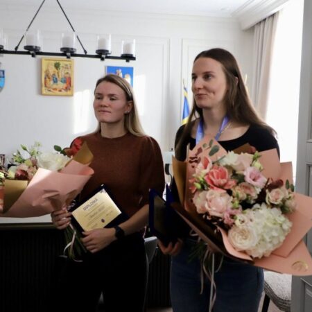 Două finaliste de la Campionatul Mondial, premiate de primarul Râmnicului Vâlcea pentru „contribuția adusă comunității”