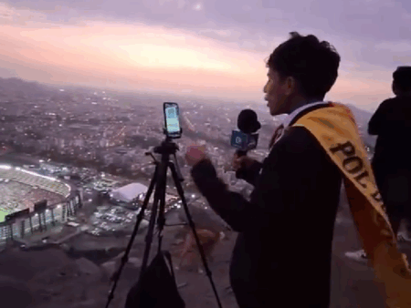 Impresionant! Un tânăr din Peru a transmis finala Copa Libertadores de pe un deal și a devenit viral