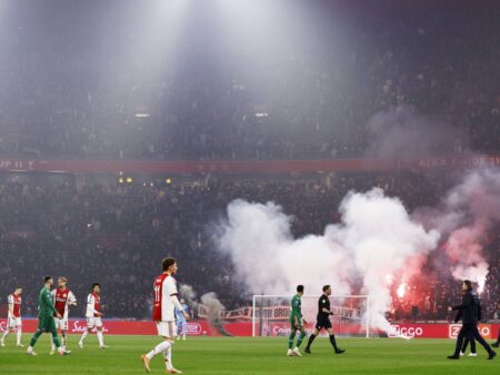 Poveste emoționantă la Ajax » Singurul suporter admis pe stadion la meciul cu Groningen. „Spitalul i-a dat voie să asiste la un ultim meci”