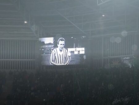 Ce neplăcere! Un fost internațional, prezent în tribună, a fost omagiat cu un minut de reculegere.