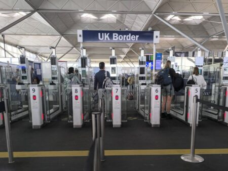 Fost internațional englez, arestat la aeroport! Acuzația este serioasă: tentativă de viol