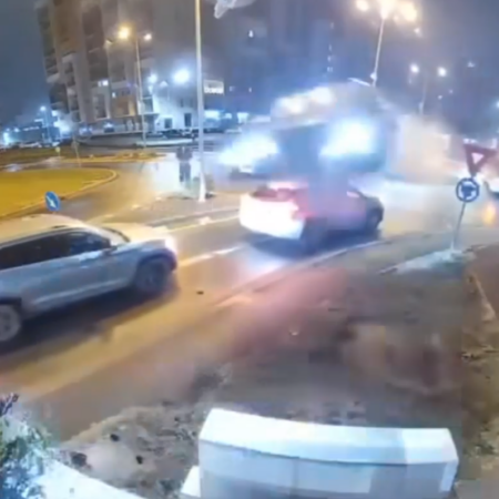 A zburat cu mașina peste două vehicule.