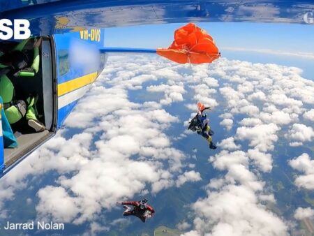 Parașutistul s-a prins de coada avionului, și-a tăiat corzile și a căzut în gol! Ce a urmat?