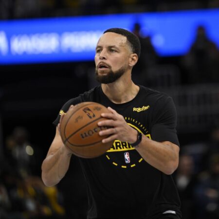 Coș spectaculos reușit de Stephen Curry, vedeta Golden State Warriors! A aruncat de la extremitatea terenului!